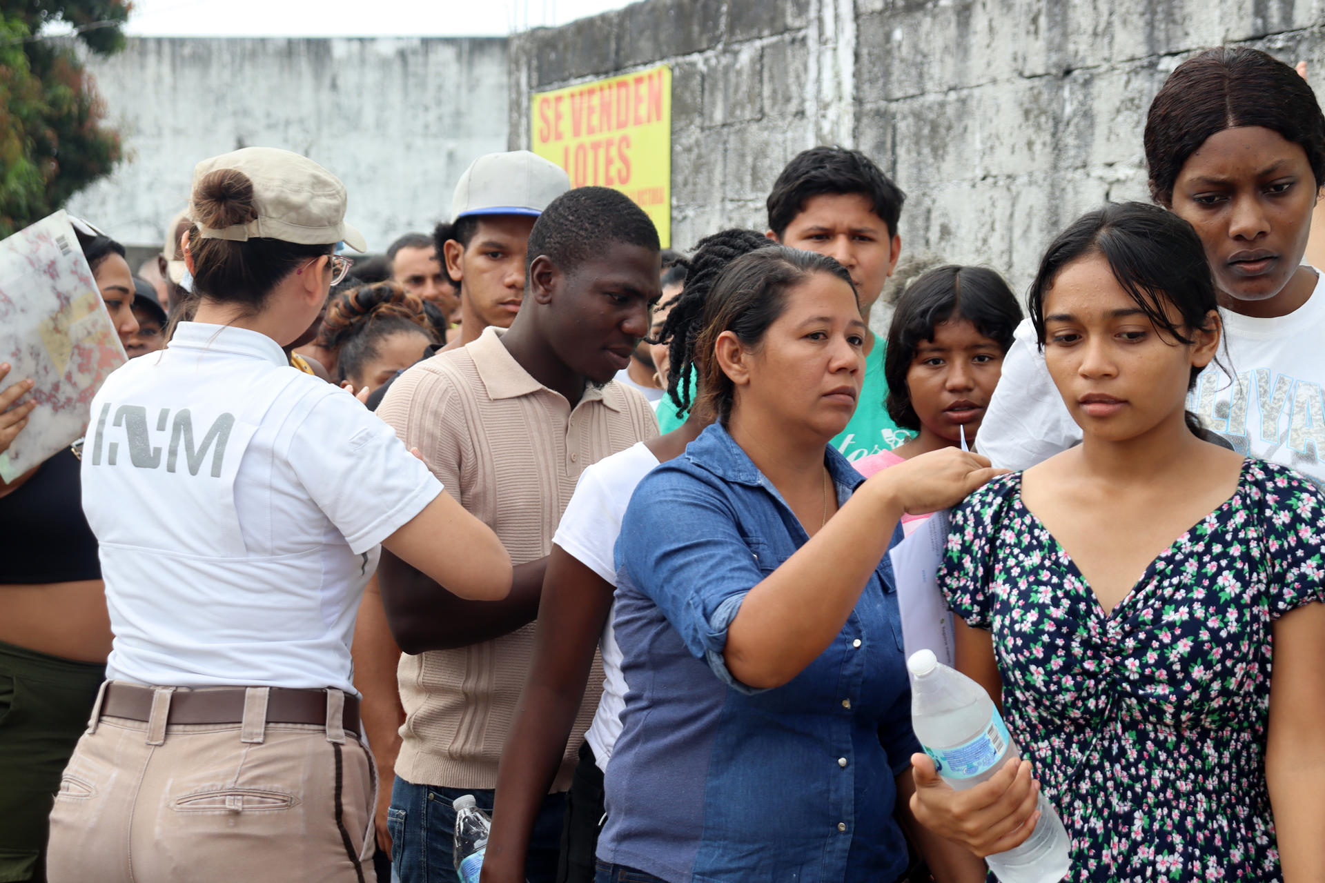 Migrantes hacen fila en una estación migratoria este viernes, en el municipio de Tapachula en el estado de Chiapas (México). EFE/ Juan Manuel Blanco
