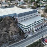 Fotografía aérea este jueves, de un centro comercial que se habilitara como albergue para migrantes deportados en la ciudad de Tijuana en Baja California (México). EFE/ Joebeth Terríquez