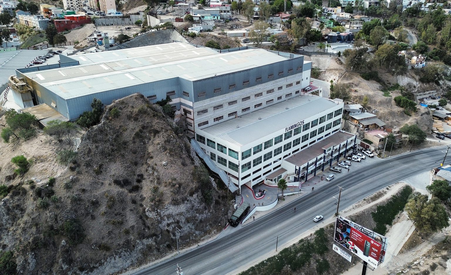 Fotografía aérea este jueves, de un centro comercial que se habilitara como albergue para migrantes deportados en la ciudad de Tijuana en Baja California (México). EFE/ Joebeth Terríquez