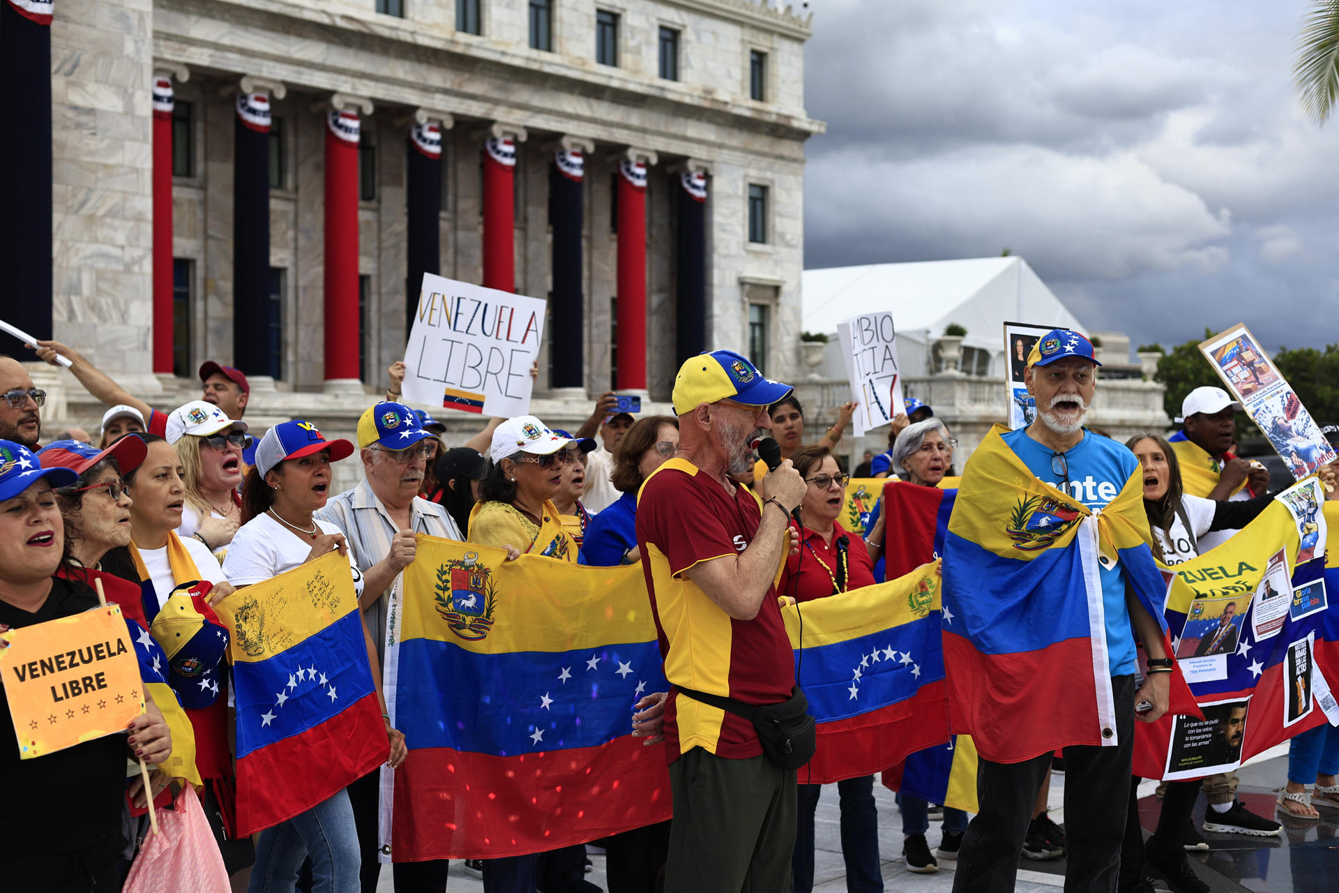 Ciudadanos venezolanos asisten a una manifestación este jueves, frente al capitolio en San Juan (Puerto Rico). EFE/ Thais Llorca
