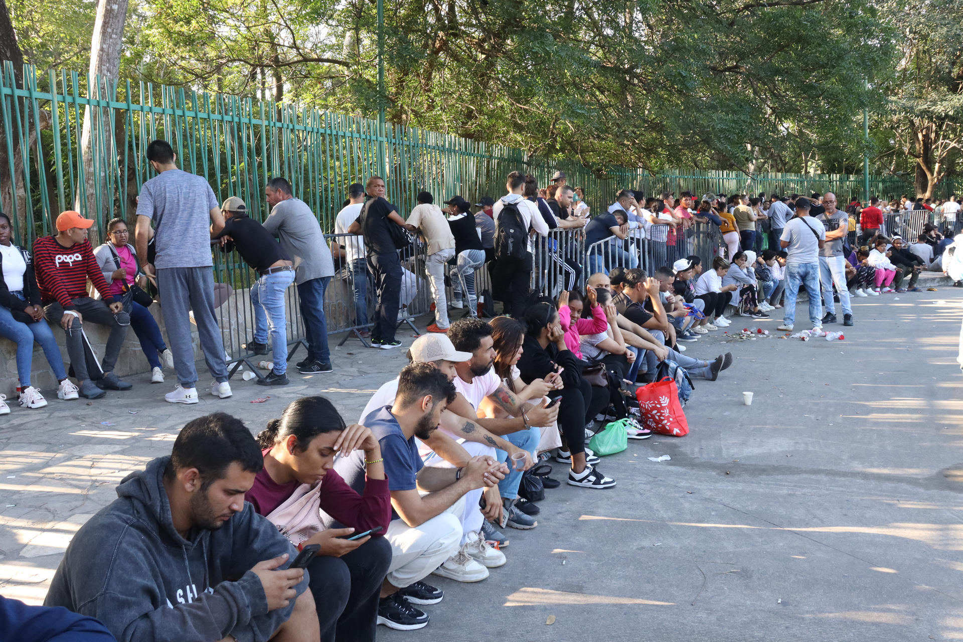 Migrantes hacen filas este miércoles, en Tapachula en el estado de Chiapas (México). EFE/ Juan Manuel Blanco
