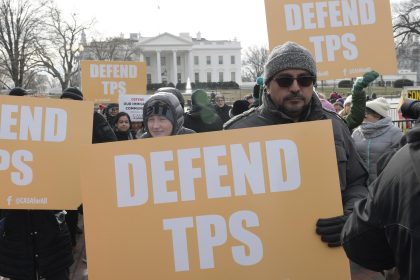 Activistas pro inmigración, líderes comunitarios e inmigrantes protestan frente a la Casa Blanca, en Washington (Estados Unidos), contra la cancelación del estatus de protección temporal (TPS) a los salvadoreños. Imagen de archivo. EFE/Lenin Nolly