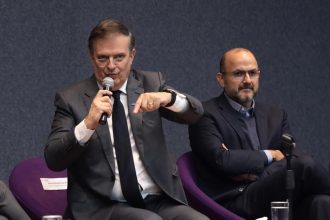 El Secretario de Economía de México, Marcelo Ebrard (i) participa en la inauguración del ‘Foro de Consulta del Eje: Economía Moral y Trabajo del Plan Nacional de Desarrollo’ celebrado este martes en Jalisco (México). EFE/Francisco Guasco