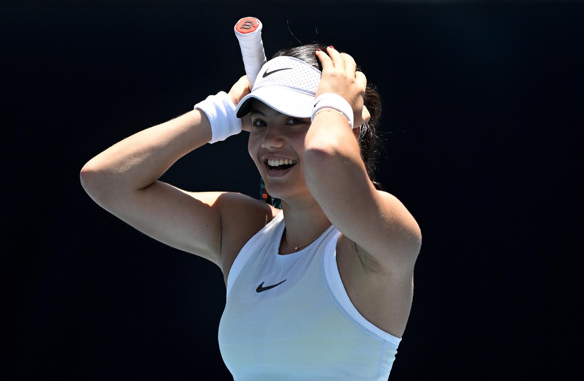 La británica Emma Raducanu celebra su paso a la segunda ronda del Abierto de Australia al superar a la vigésima sexta favorita, la rusa Ekaterina Alexandrova EFE/EPA/LUKAS COCH
