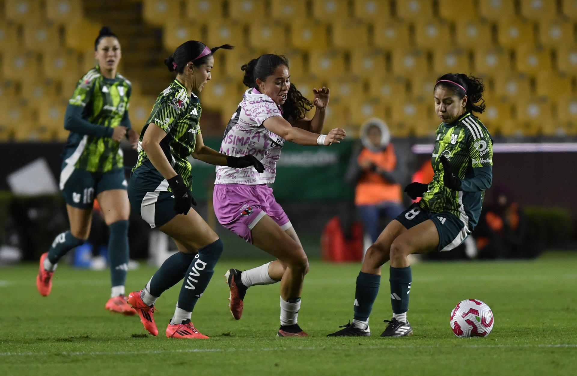 Alexia Delgado (d) y Greta Espinoza de Tigres disputan el balón con Mariana Muniguia de Tijuana, este lunes durante un partido de la primera jornada del Torneo Clausura mexicano jugado en el Estadio Universitario de Monterrey. EFE/ Miguel Sierra
