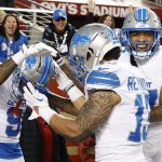 El receptor de los Detroit Lions, Jameson Williams (I), celebra con sus compañeros de equipo después de anotar un touchdown contra los San Francisco 49ers. EFE/EPA/JOHN G. MABANGLO