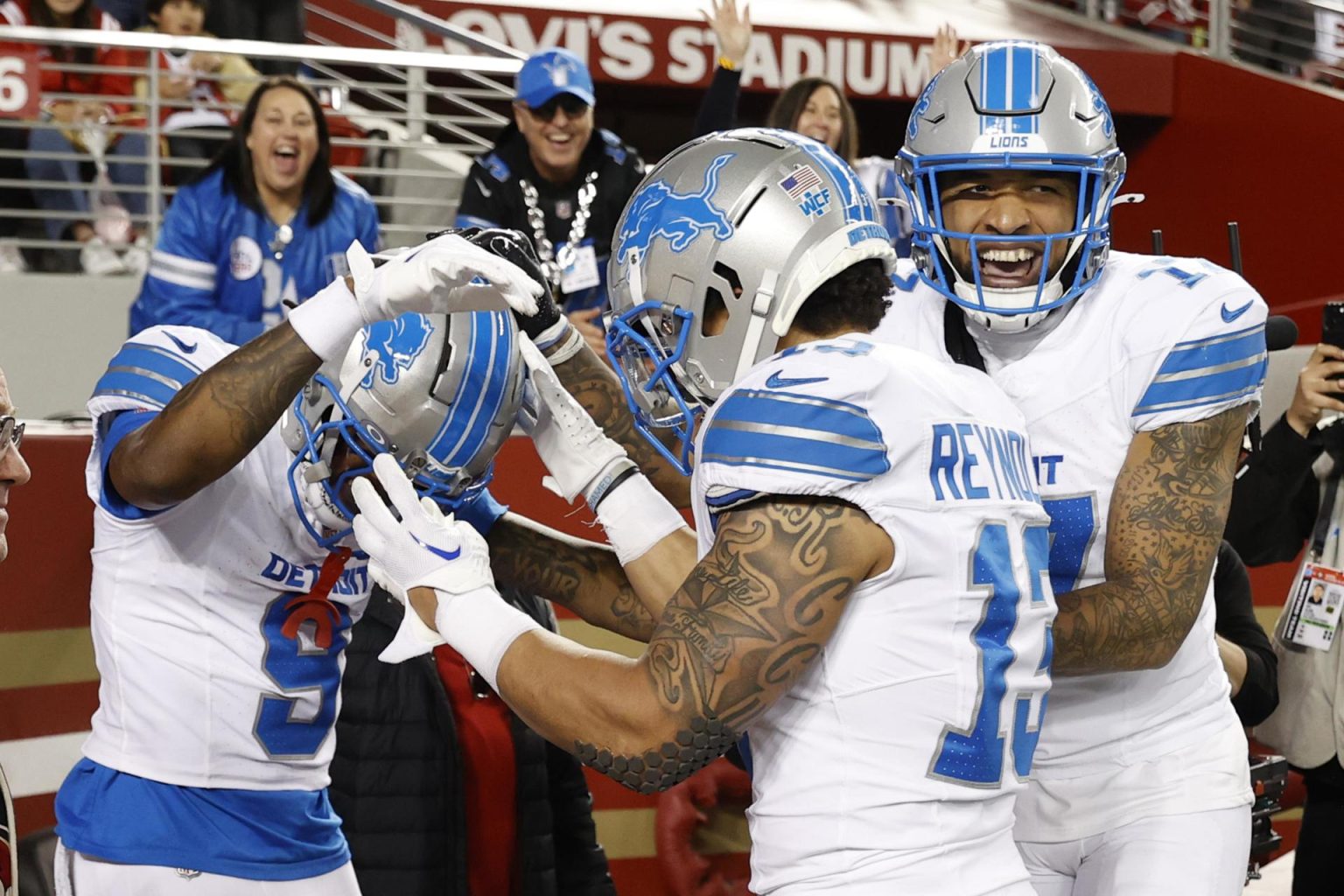 El receptor de los Detroit Lions, Jameson Williams (I), celebra con sus compañeros de equipo después de anotar un touchdown contra los San Francisco 49ers. EFE/EPA/JOHN G. MABANGLO