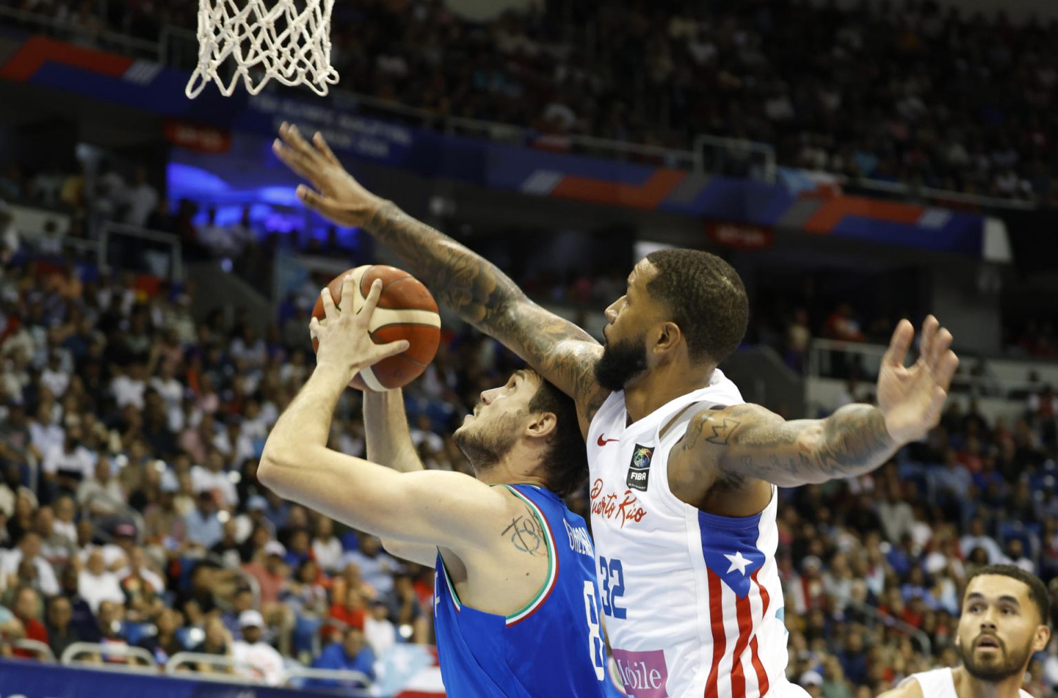 El italiano Danilo Gallinari (i) entra a canasta ante on Christopher Ortiz, de Puerto Rico, durante el Torneo de Clasificación Olímpica FIBA disputado en julio en San José (Costa Rica). EFE/ Thais Llorca