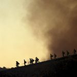 Los bomberos toman posiciones para luchar contra el incendio forestal de Kenneth en el barrio de Woodland Hills de Los Ángeles, California, Estados Unidos. EFE/ALLISON DINNER