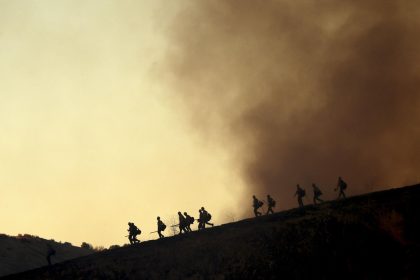 Los bomberos toman posiciones para luchar contra el incendio forestal de Kenneth en el barrio de Woodland Hills de Los Ángeles, California, Estados Unidos. EFE/ALLISON DINNER