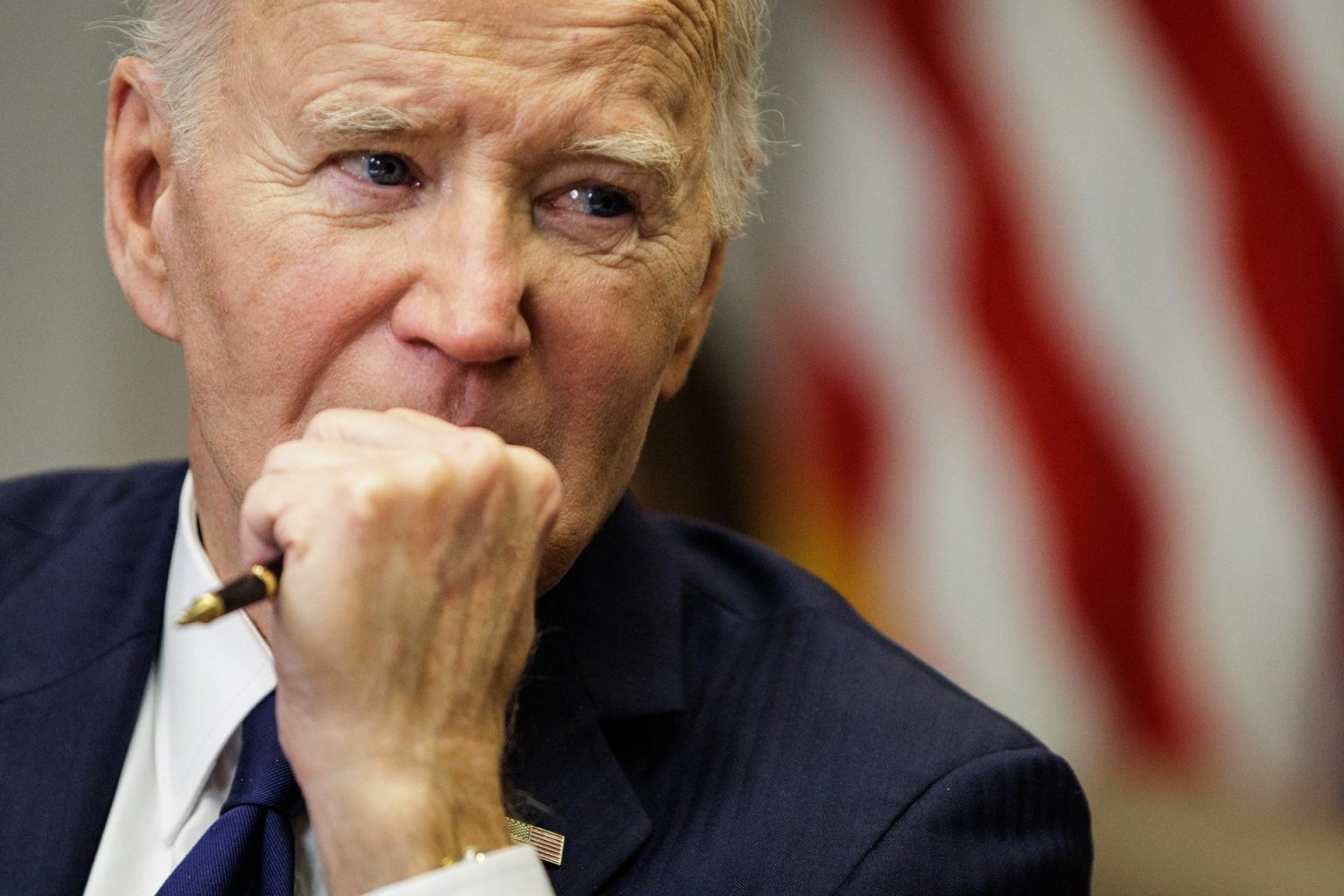 El presidente estadounidense Joe Biden durante un encuentro con diversos gobernadores para atajar los fuegos en Los Ángeles (California) en una reunión celebrada en el salón Roosevelt de la Casa Blanca en Washington, Estados Unidos. EFE/ Samuel Corum / POOL