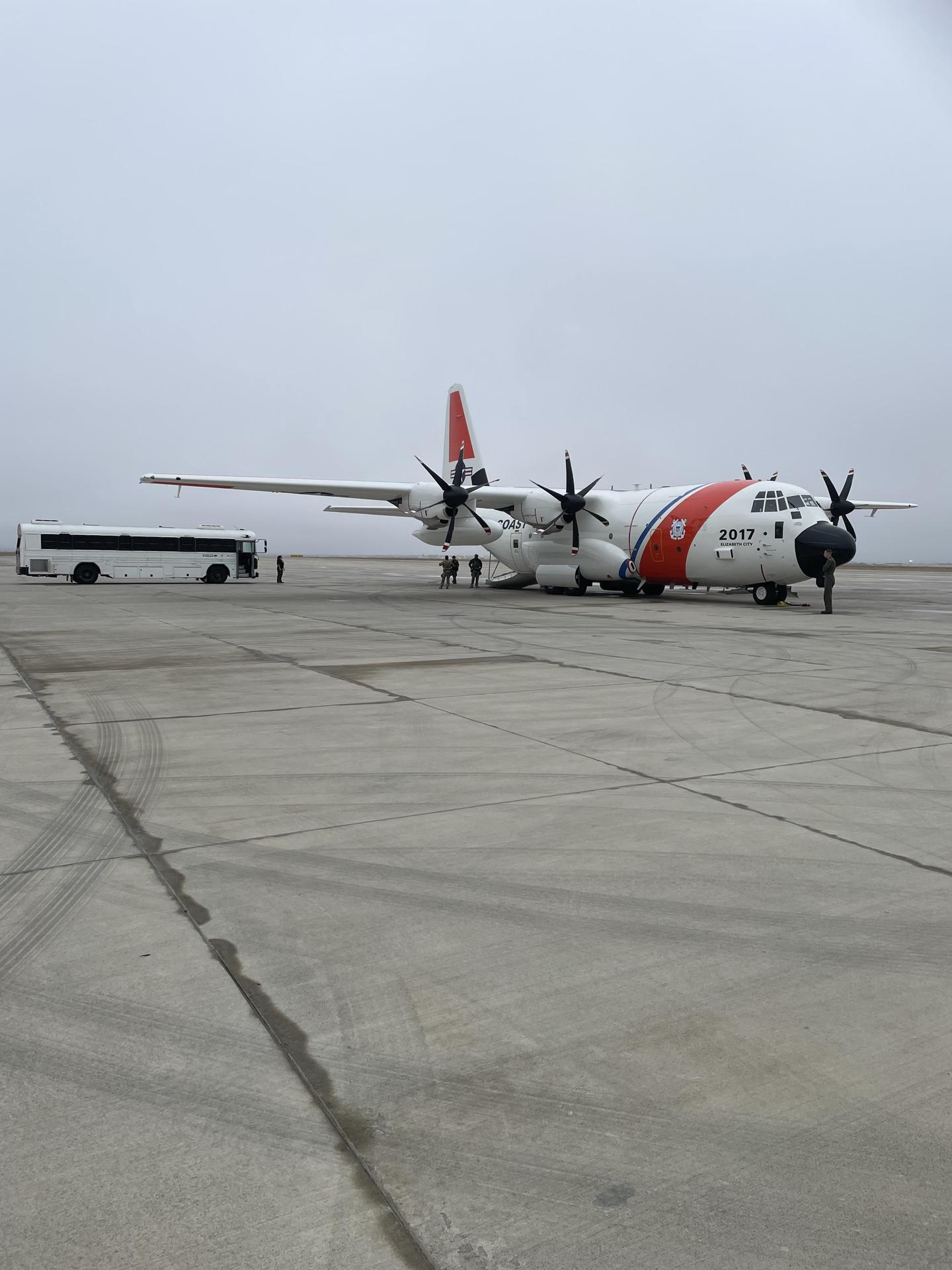 Fotografía sin fecha cedida por la Guardia Costera de Estados Unidos de un avión C-130 preparándose para despegar en apoyo a las operaciones de vuelo de expulsión de extranjeros entre California y Texas, en San Diego (Estados Unidos). EFE/ Guardia Costera de Estados Unidos /SOLO USO EDITORIAL NO VENTAS /SOLO DISPONIBLE PARA ILUSTRAR LA NOTICIA QUE ACOMPAÑA (CRÉDITO OBLIGATORIO)
