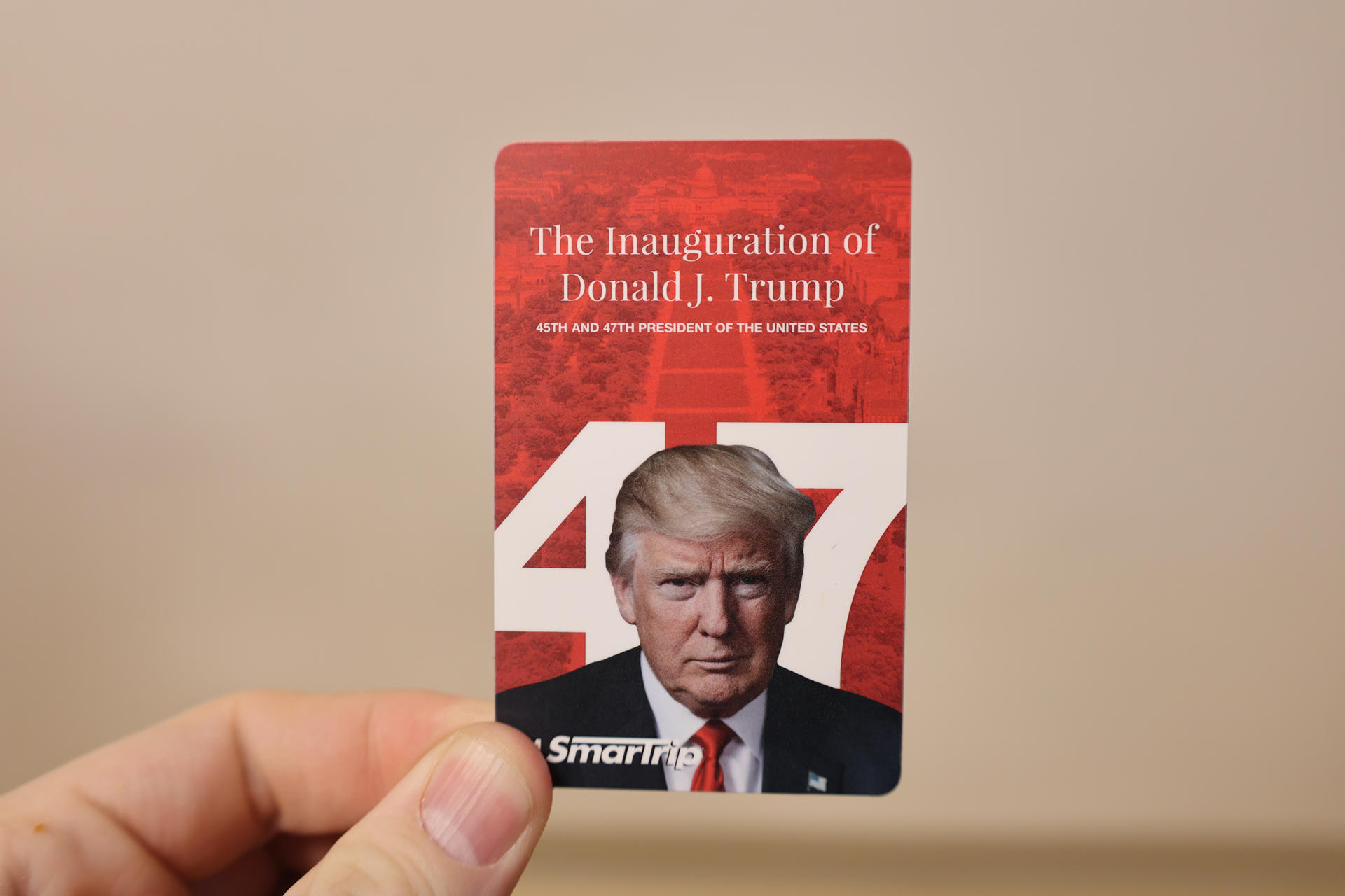 Una persona sostiene una tarjeta de metro conmemorativa con la imagen del presidente electo de Estados Unidos Donald Trump este jueves, en Washington (Estados Unidos). EFE/ Octavio Guzmán
