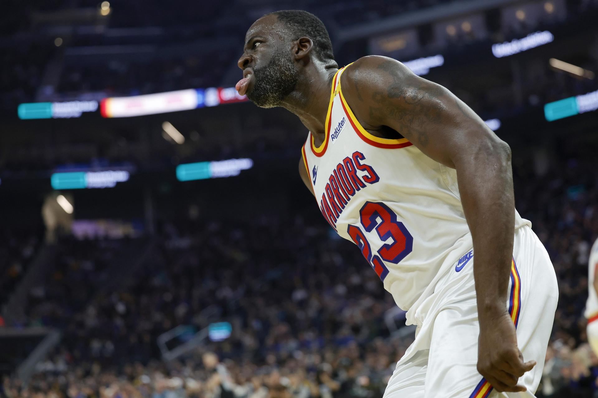 El ala-pívot Draymond Green reacciona hacia el banquillo de los Golden State Warriors tras anotar este jueves durante la victoria por 139-105 sobre Philadelphia 76ers en San Francisco (California). EFE/EPA/JOHN G. MABANGLO
