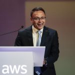 El vicepresidente de Servicios de Infraestructura de Amazon Web Services, Prasad Kalyanaraman, participa durante el foro 'Liderando el Futuro Digital', este martes en Ciudad de México (México). EFE/ José Méndez