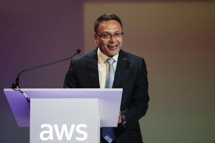 El vicepresidente de Servicios de Infraestructura de Amazon Web Services, Prasad Kalyanaraman, participa durante el foro 'Liderando el Futuro Digital', este martes en Ciudad de México (México). EFE/ José Méndez