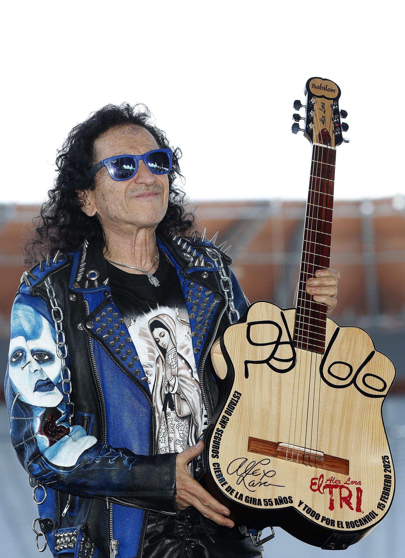 El vocalista de la agrupación musical 'El Tri' Alex Lora, posa durante una rueda de prensa este martes, en el estadio GNP en Ciudad de México (México). EFE/ Mario Guzmán
