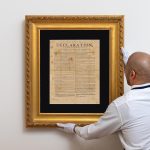 Fotografía cedida por Sotheby's donde se muestra una copia de la Declaración de Independencia que fue impresa en 1776 en un periódico de New Hampshire. EFE/ Sotheby's / SOLO USO EDITORIAL/ SOLO DISPONIBLE PARA ILUSTRAR LA NOTICIA QUE ACOMPAÑA (CRÉDITO OBLIGATORIO)