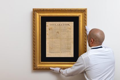 Fotografía cedida por Sotheby's donde se muestra una copia de la Declaración de Independencia que fue impresa en 1776 en un periódico de New Hampshire. EFE/ Sotheby's / SOLO USO EDITORIAL/ SOLO DISPONIBLE PARA ILUSTRAR LA NOTICIA QUE ACOMPAÑA (CRÉDITO OBLIGATORIO)