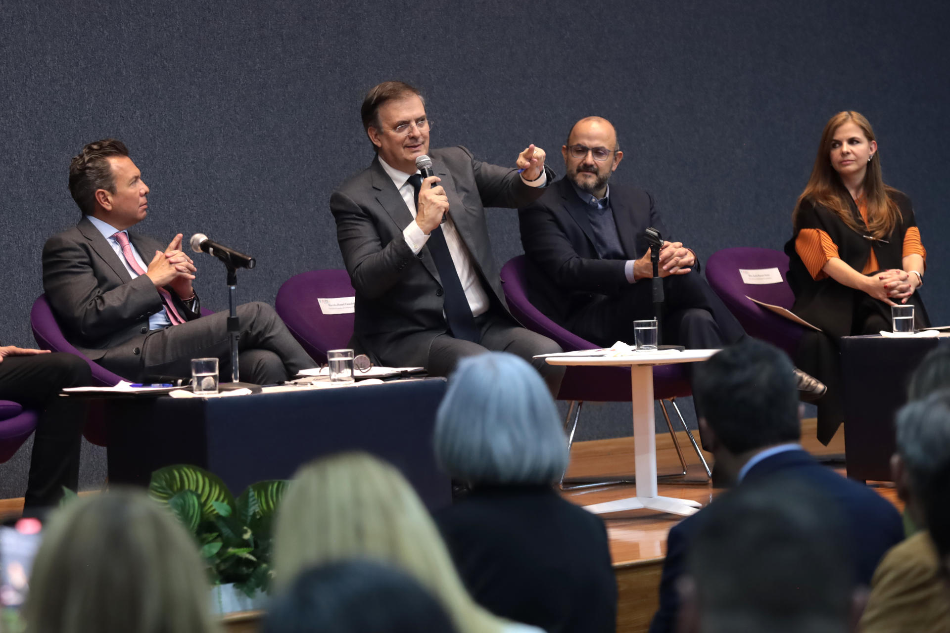 El Secretario de Economía de México, Marcelo Ebrard (c) participa en la inauguración del ‘Foro de Consulta del Eje: Economía Moral y Trabajo del Plan Nacional de Desarrollo’ celebrado este martes en Jalisco (México). EFE/Francisco Guasco
