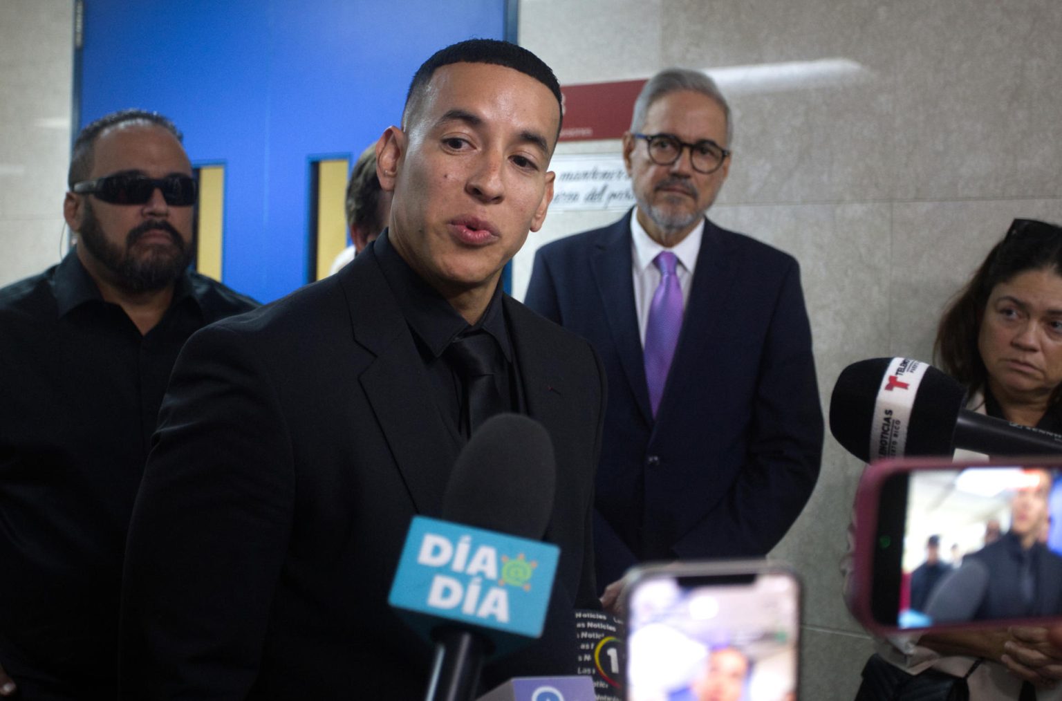 El reguetonero puertorriqueño Daddy Yankee, habla con medios de comunicación a su salida de una audiencia en San Juan (Puerto Rico). Imagen de archivo. EFE/Thais Llorca