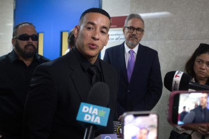 El reguetonero puertorriqueño Daddy Yankee, habla con medios de comunicación a su salida de una audiencia en San Juan (Puerto Rico). Imagen de archivo. EFE/Thais Llorca