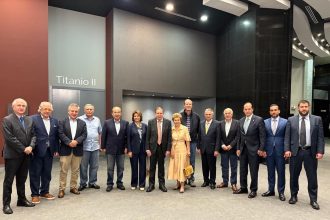 Fotografía tomada de la cuenta en X del expresidente de Colombia Andrés Pastrana, @AndresPastrana_, del líder opositor venezolano Edmundo González Urrutia (c) posando acompañado por un grupo de expresidentes latinoamericanos este martes, en la Ciudad de Panamá (Panamá). EFE/ @AndresPastrana_ /SOLO USO EDITORIAL/ SOLO DISPONIBLE PARA ILUSTRAR LA NOTICIA QUE ACOMPAÑA (CRÉDITO OBLIGATORIO)