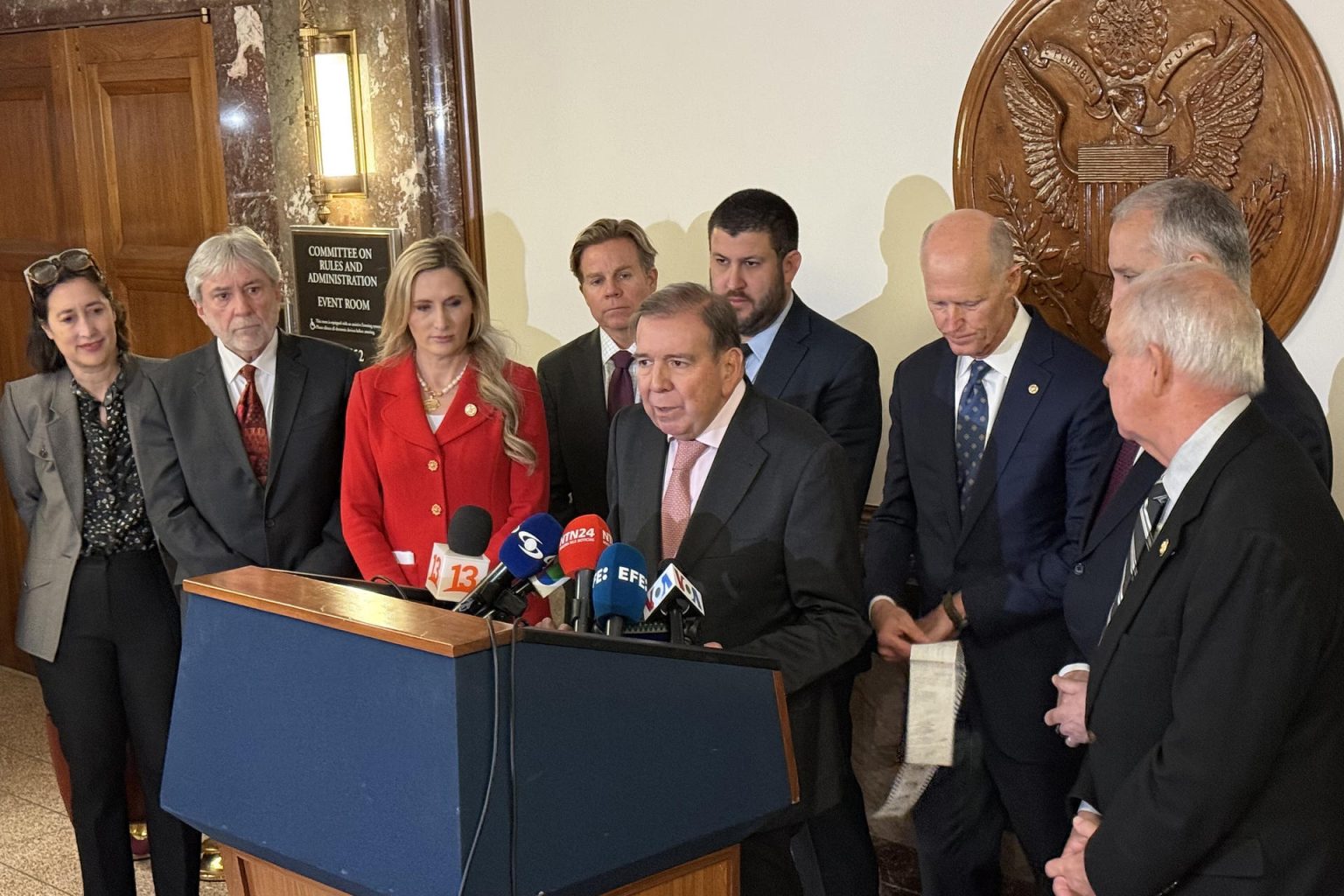 El líder opositor venezolano Edmundo González Urrutia (c) habla en rueda de prensa luego de una reunión con senadores estadounidenses este martes, en el Congreso en Washington (EE.UU.). EFE/ Octavio Guzmán