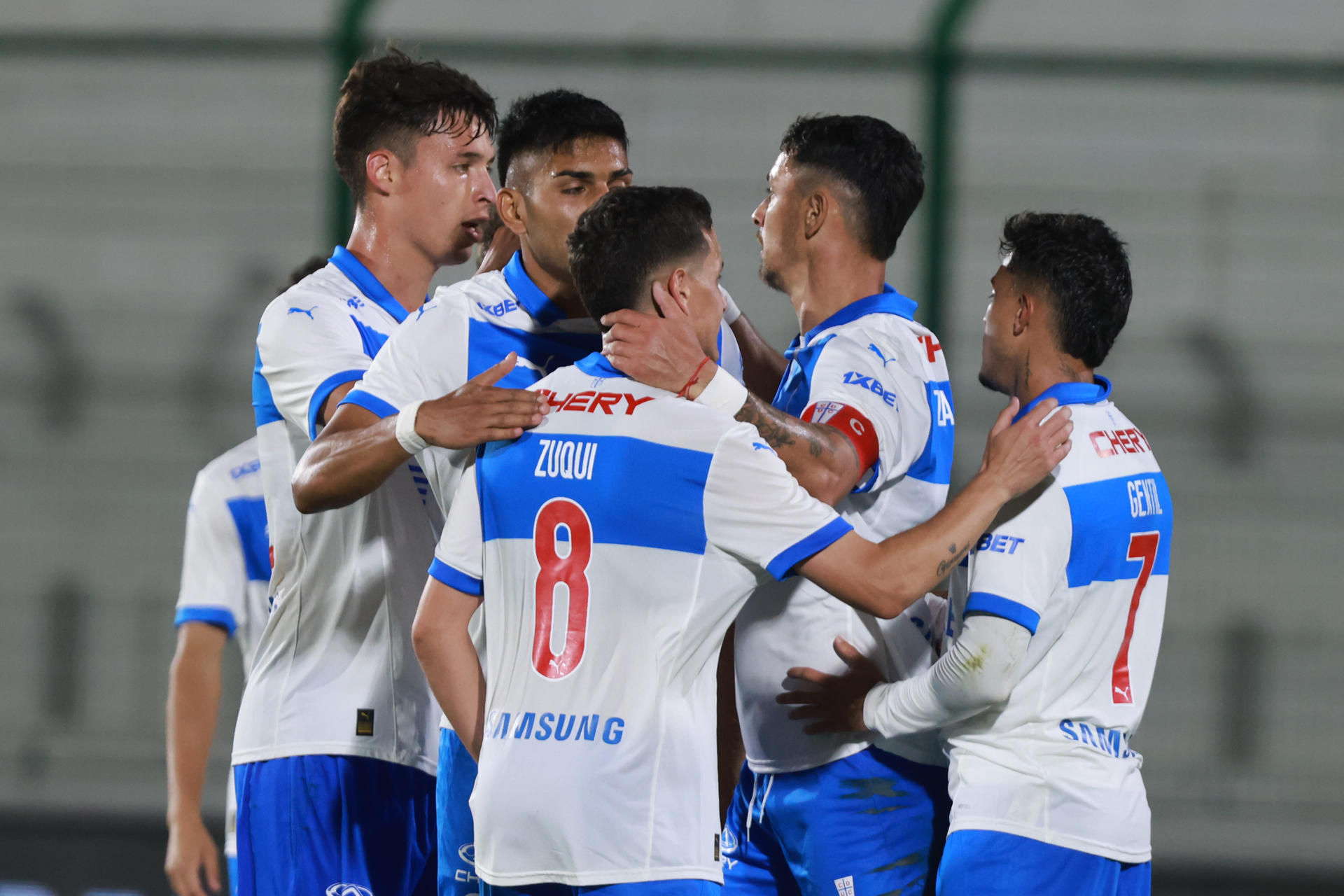 Jugadores del club chileno Universidad Católica celebran este martes la victoria por 3-2 sobre Atlético Tucumán en jornada de la Serie Río de la Plata cumplida en el estadio Domingo Burgueño Miguel de la ciudad uruguaya de Maldonado. EFE/ Gastón Britos
