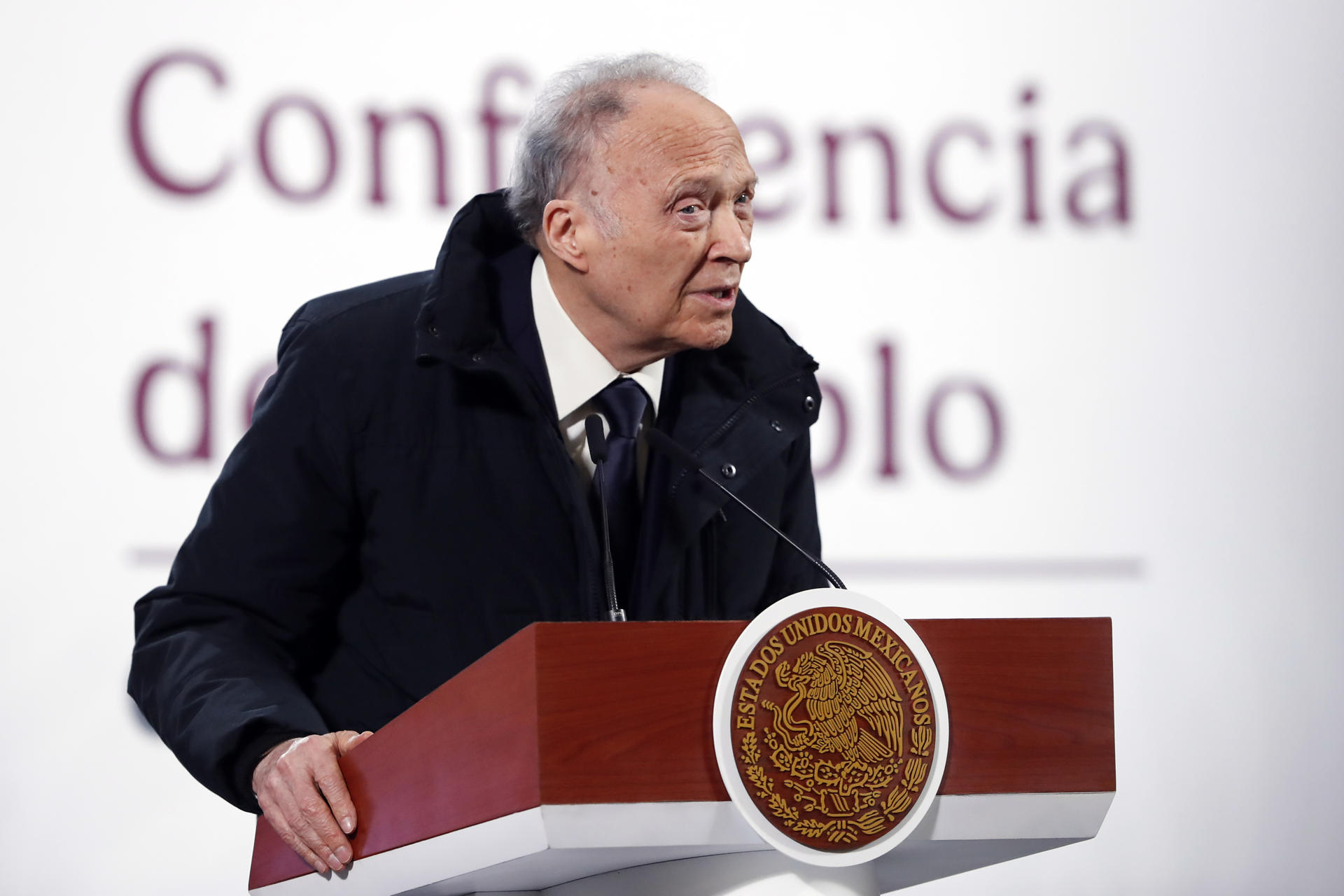 El fiscal general de México, Alejandro Gertz Manero, habla durante una rueda de prensa este jueves, en el Palacio Nacional de la Ciudad de México (México). EFE/ Mario Guzmán
