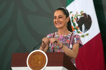 La presidenta de México, Claudia Sheinbaum, habla durante su rueda de prensa diaria este viernes, en Acapulco, estado de Guerrero (México). EFE/ David Guzmán.