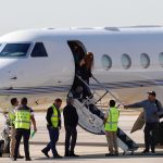 La cantante colombiana Shakira baja del avión este martes en el Aeropuerto Internacional Felipe Ángeles en Zumpango, en el Estado de México (México).. EFE/Sáshenka Gutiérrez