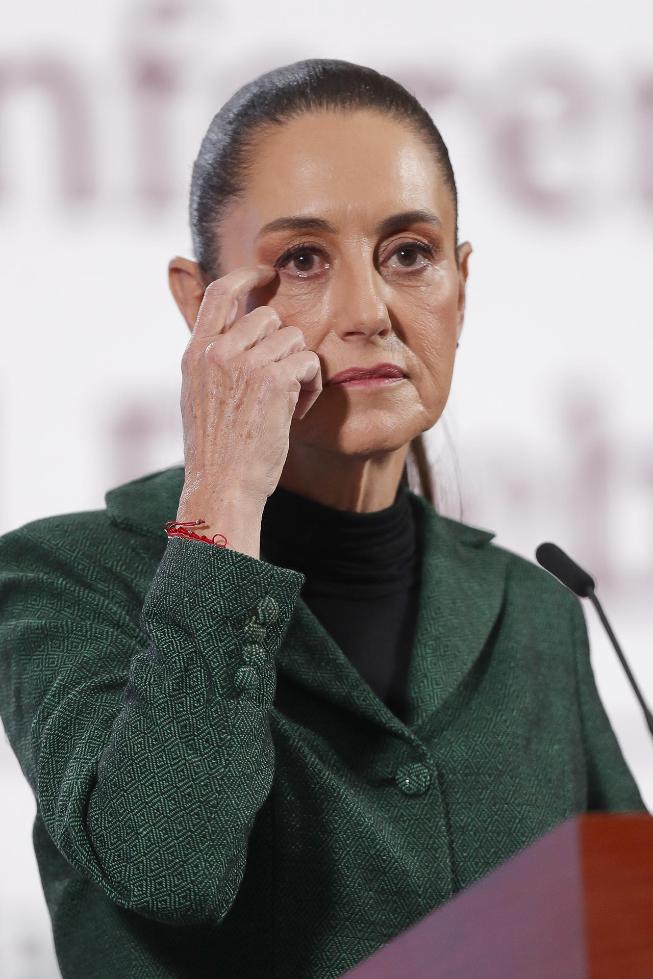 La presidenta de México, Claudia Sheinbaum, habla en una rueda de prensa este martes, en el Palacio Nacional en la Ciudad de México (México). EFE/ Isaac Esquivel
