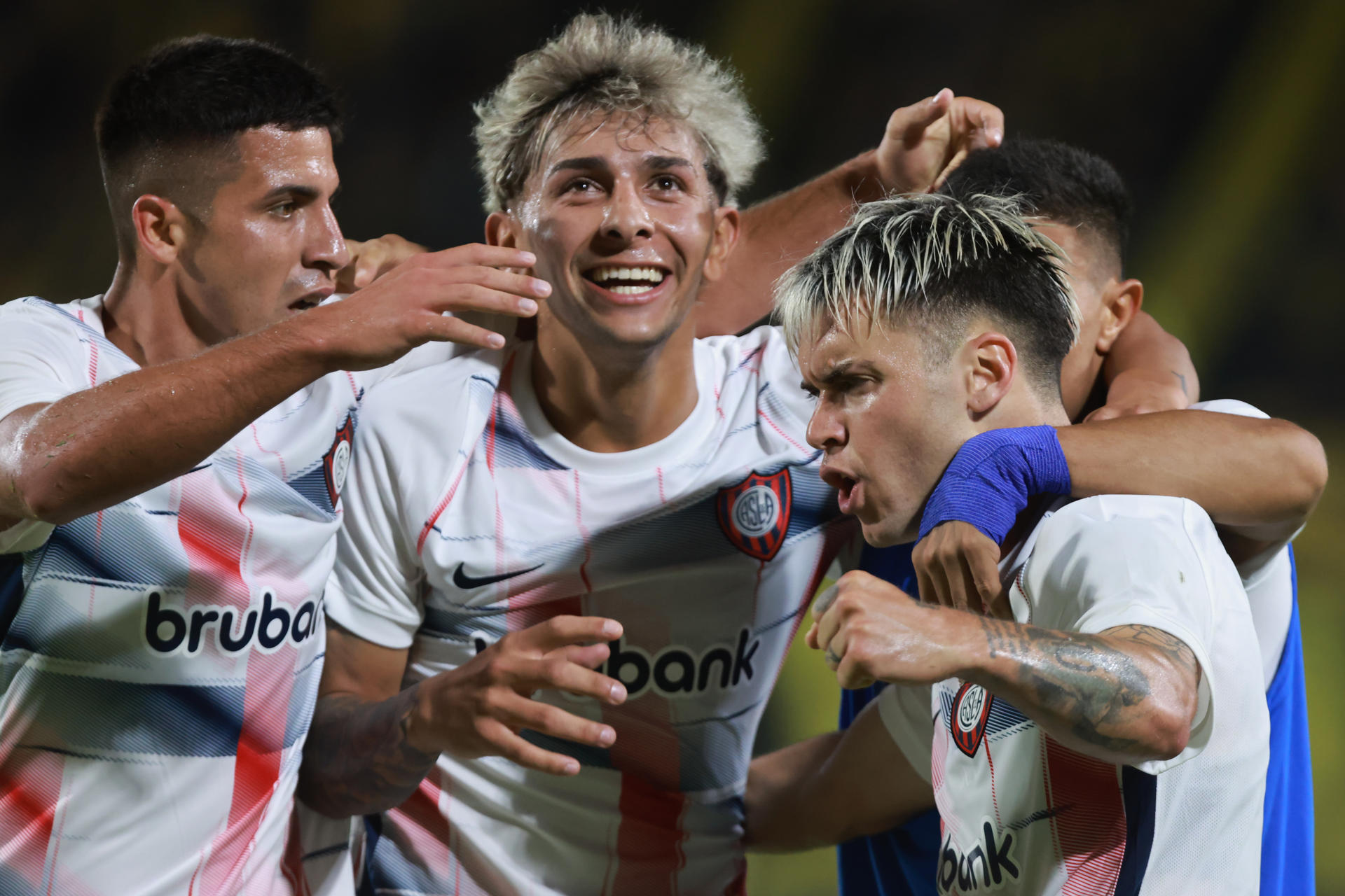 Jugadores de San Lorenzo festejan este jueves el gol de Matias Reali (d) durante el partido de la Serie Río de la Plata que el equipo argentino ganó por 1-2 al Peñarol uruguayo en el estadio Campeón del Siglo de Montevideo. EFE/ Gastón Britos
