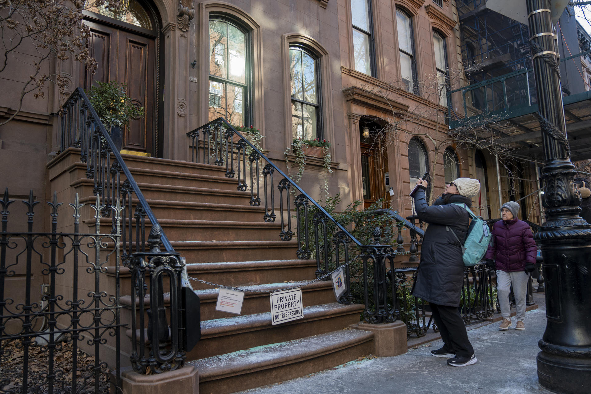 Un turista toma fotos a la casa donde se grabó la serie Sex and the City, este martes, en Nueva York (EE.UU.). EFE/ Ángel Colmenares
