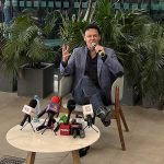 El cantante mexicano Pedro Fernández, habla durante una conferencia de prensa este miércoles en la ciudad de Mérida en Yucatán (México). EFE/ Martha López