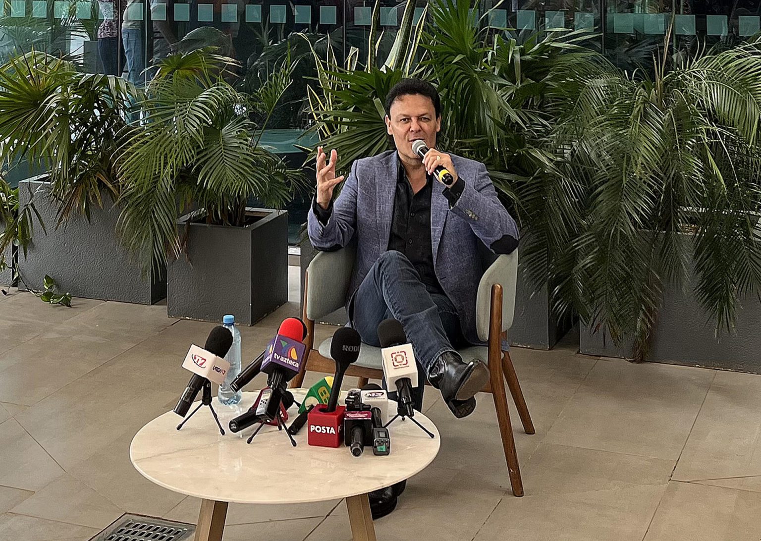 El cantante mexicano Pedro Fernández, habla durante una conferencia de prensa este miércoles en la ciudad de Mérida en Yucatán (México). EFE/ Martha López