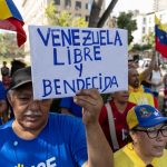 Imagen de archivo de un hombre que sostiene un cartel durante una manifestación en Caracas, Venezuela. EFE/ Ailen Díaz