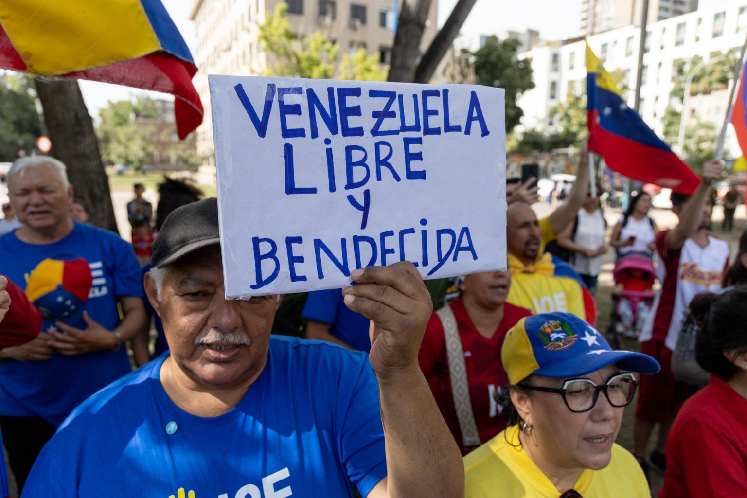 Imagen de archivo de un hombre que sostiene un cartel durante una manifestación en Caracas, Venezuela. EFE/ Ailen Díaz