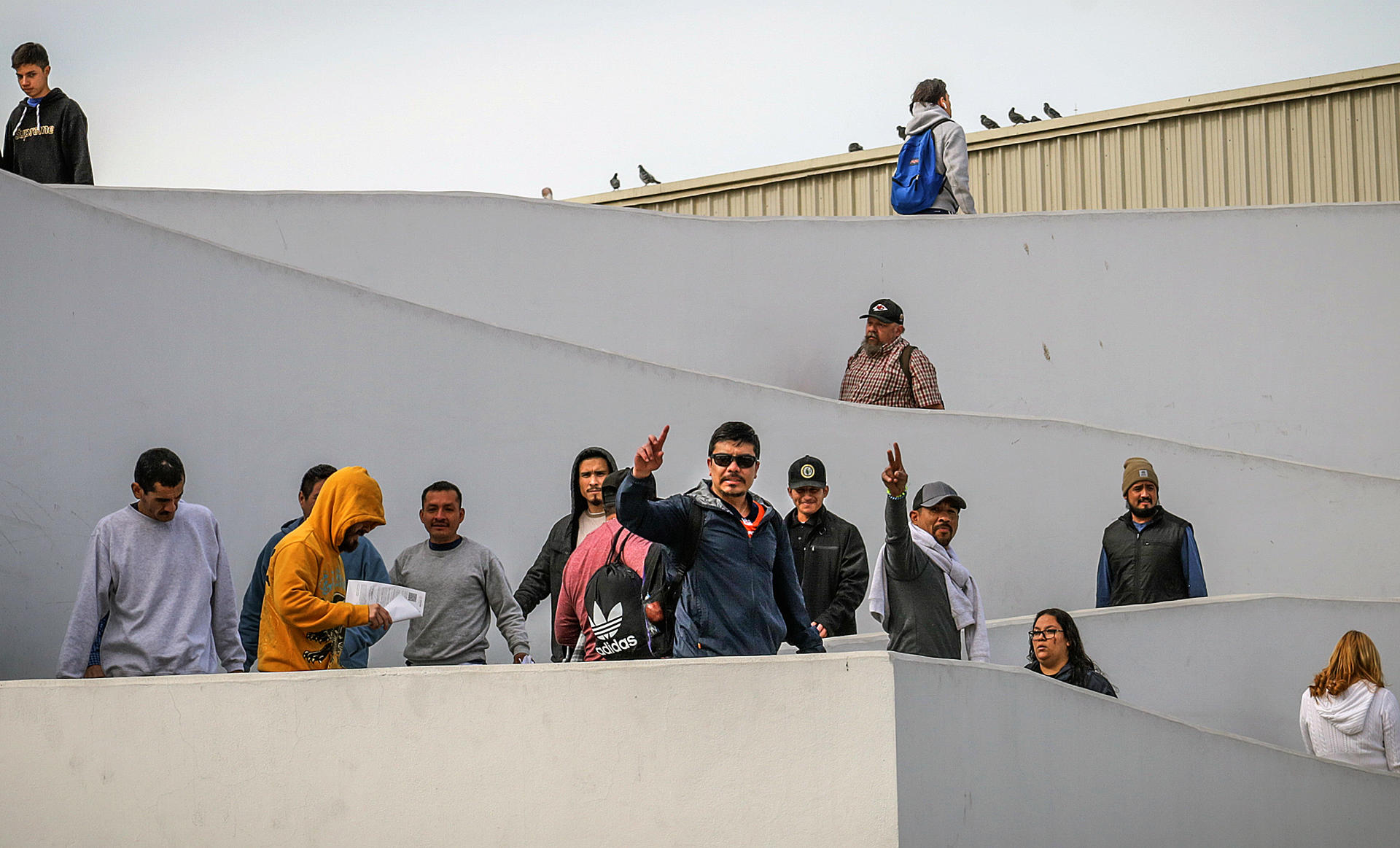 Un grupo de migrantes deportados, permanecen este miércoles en el puerto fronterizo de El Chaparral, en Tijuana (México). EFE/ Joebeth Terríquez
