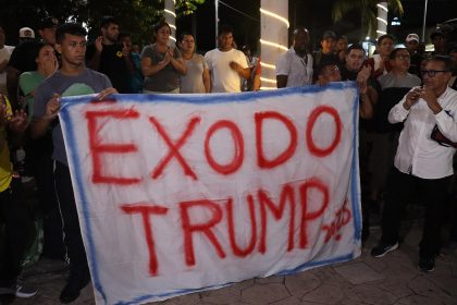 Migrantes sostienen una pancarta al iniciar una caravana que se dirige a la frontera norte de México este domingo, en el municipio de Tapachula en Chiapas (México). EFE/ Juan Manuel Blanco