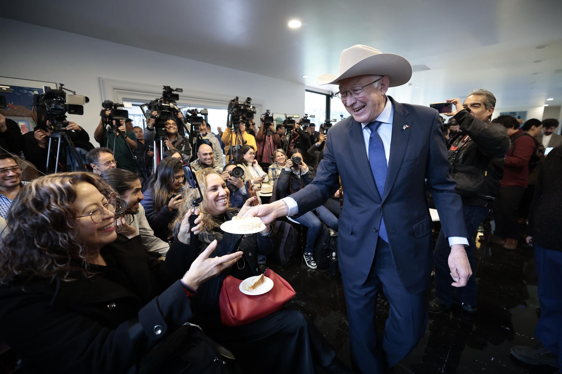 El embajador de Estados Unidos en México, Ken Salazar partió la tradicional Rosca de Reyes, durante una rueda de prensa este lunes en la Ciudad de México (México). EFE/ José Méndez
