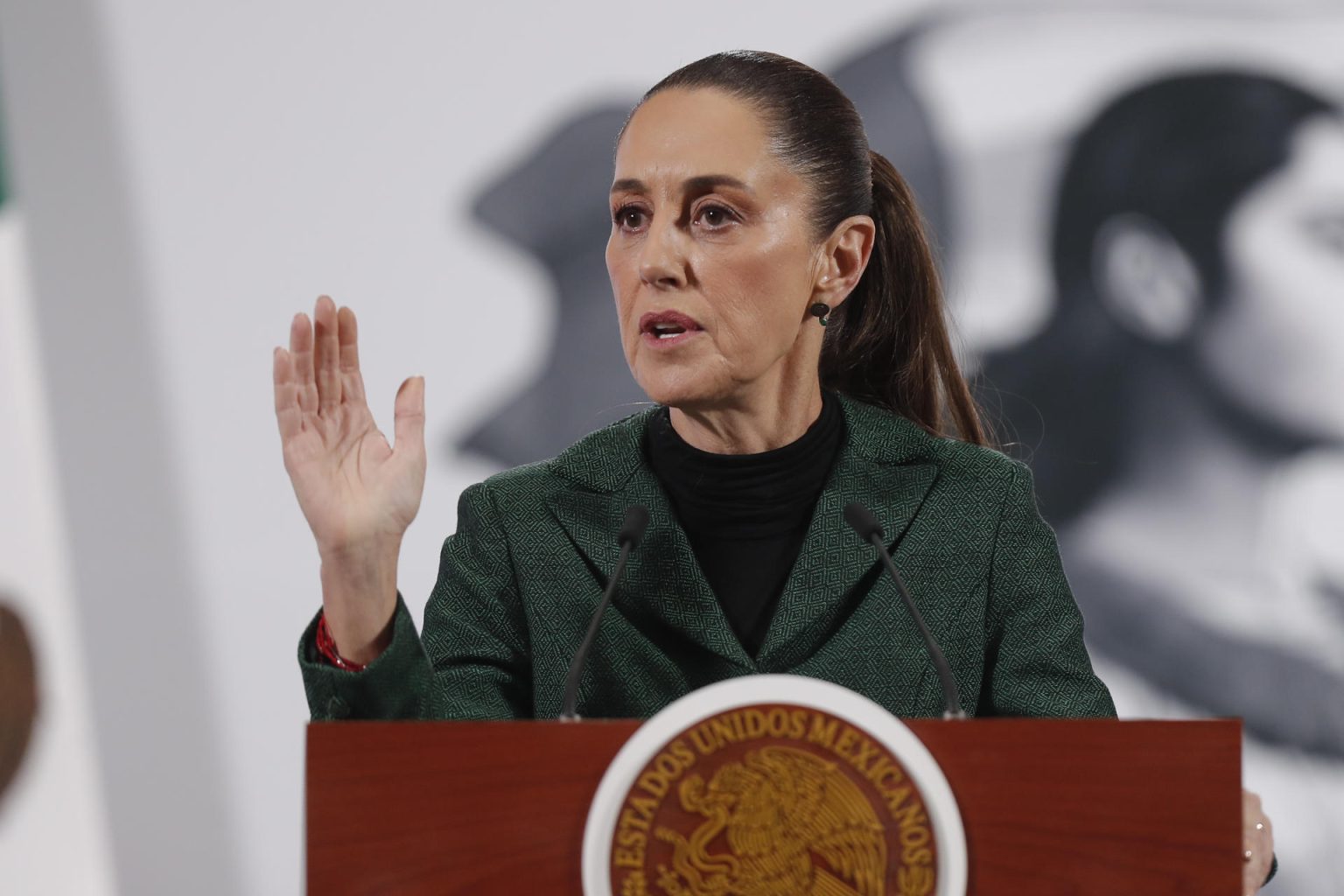 La presidenta de México, Claudia Sheinbaum, habla en una rueda de prensa este jueves, en el Palacio Nacional en Ciudad de México (México). EFE/Isaac Esquivel