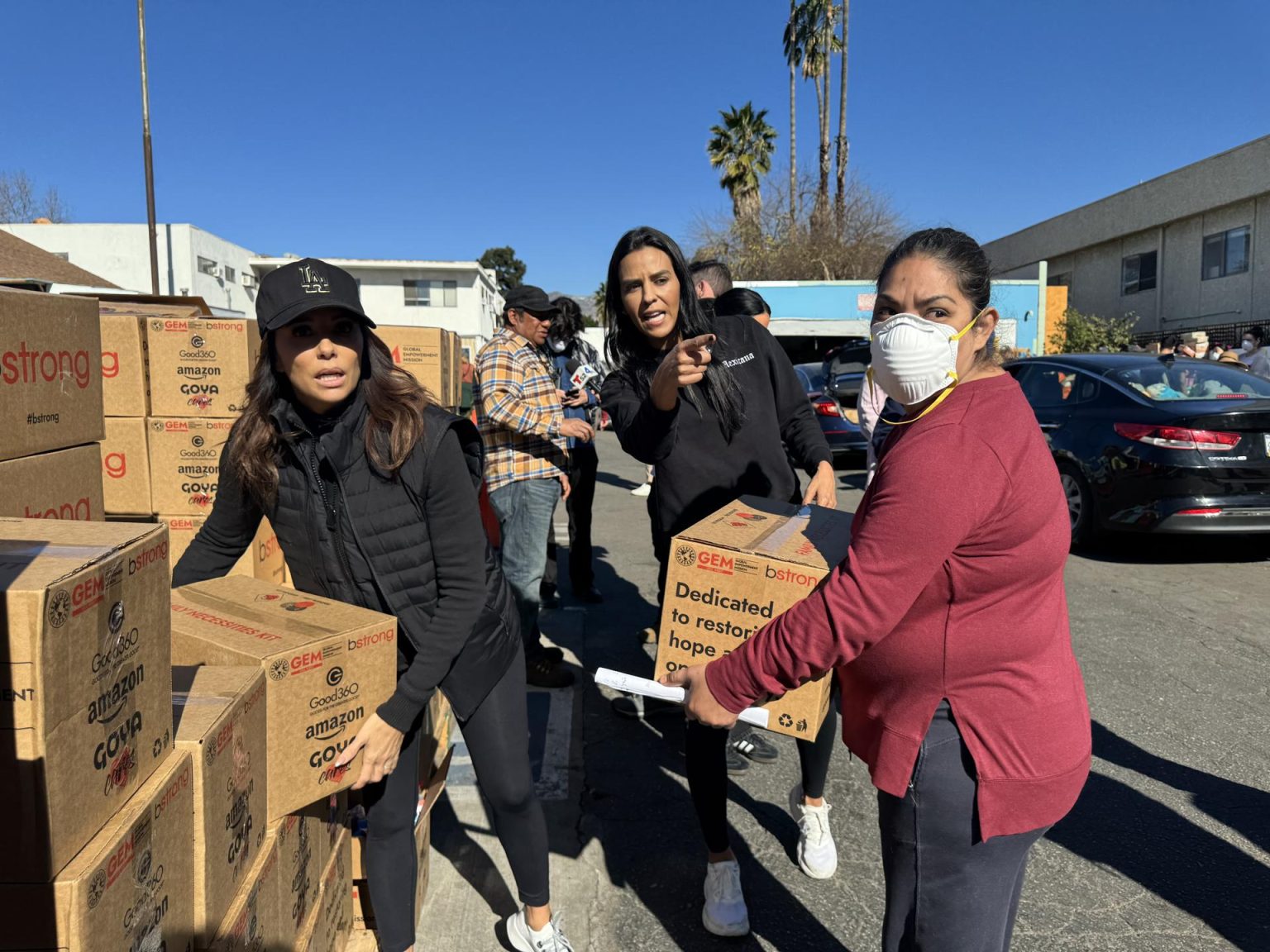 Fotografía cedida por el por Centro de Trabajadores Jornaleros de Pasadena donde aparece la actriz y productora Eva Longoria (i), cargando junto a unas voluntarias unas cajas de ayuda para los afectados por los incendios este miércoles, en Pasadena, California (Estados Unidos). EFE/ Centro de Trabajadores Jornaleros de Pasadena /SOLO USO EDITORIAL /NO VENTAS /SOLO DISPONIBLE PARA ILUSTRAR LA NOTICIA QUE ACOMPAÑA /CRÉDITO OBLIGATORIO