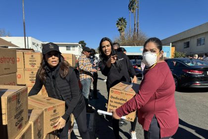 Fotografía cedida por el por Centro de Trabajadores Jornaleros de Pasadena donde aparece la actriz y productora Eva Longoria (i), cargando junto a unas voluntarias unas cajas de ayuda para los afectados por los incendios este miércoles, en Pasadena, California (Estados Unidos). EFE/ Centro de Trabajadores Jornaleros de Pasadena /SOLO USO EDITORIAL /NO VENTAS /SOLO DISPONIBLE PARA ILUSTRAR LA NOTICIA QUE ACOMPAÑA /CRÉDITO OBLIGATORIO