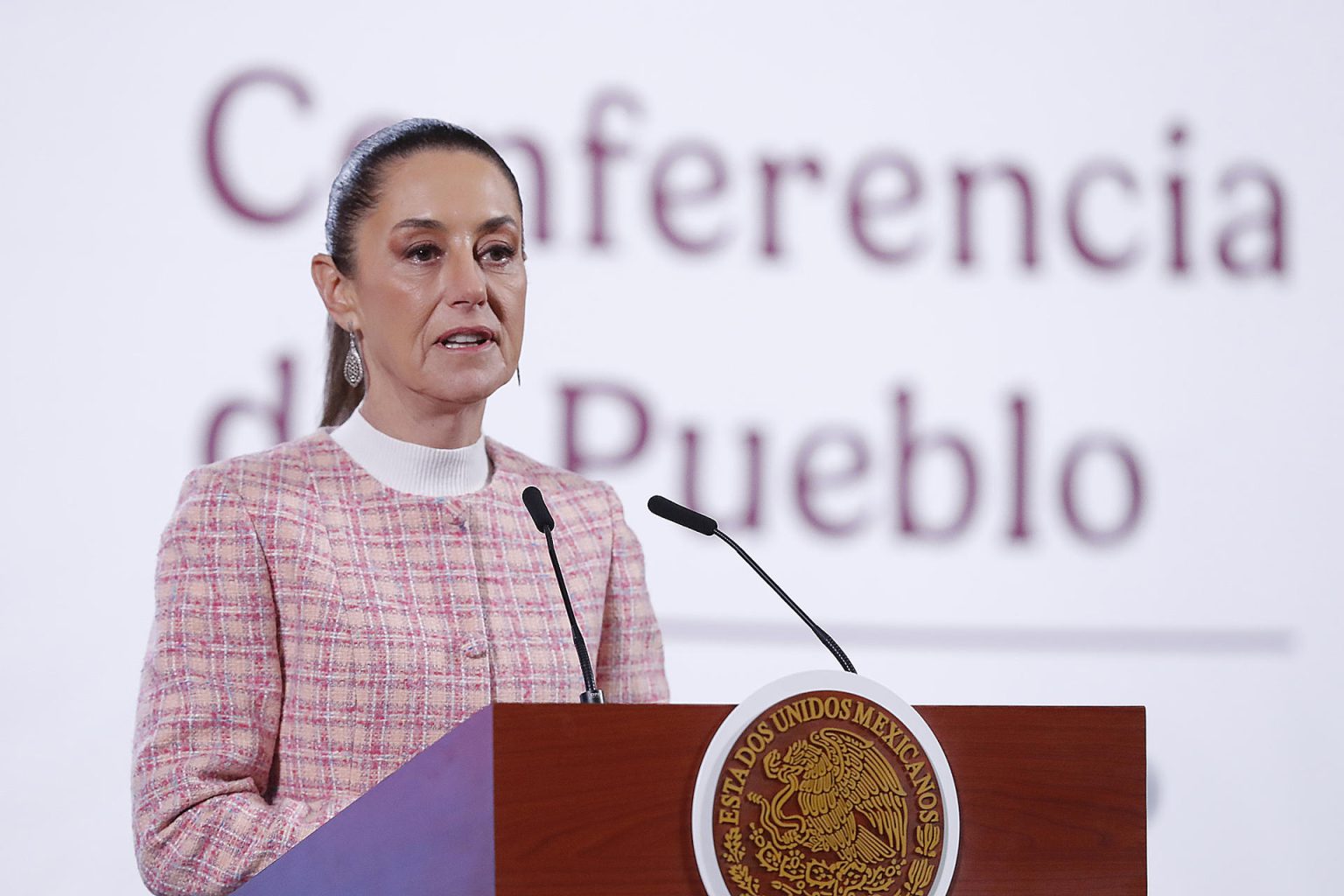 La presidenta de México, Claudia Sheinbaum, habla durante una rueda de prensa este jueves, en el Palacio Nacional de Ciudad de México (México). EFE/ Mario Guzmán