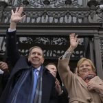 El líder opositor venezolano Edmundo Gonzalez Urrutia, saluda junto a su esposa Mercedes López luego de una reunión privada con el secretario de la OEA Luis Almagro este lunes, en el edificio principal de la organización en Washington DC (EE.UU.). EFE/ Lenin Nolly