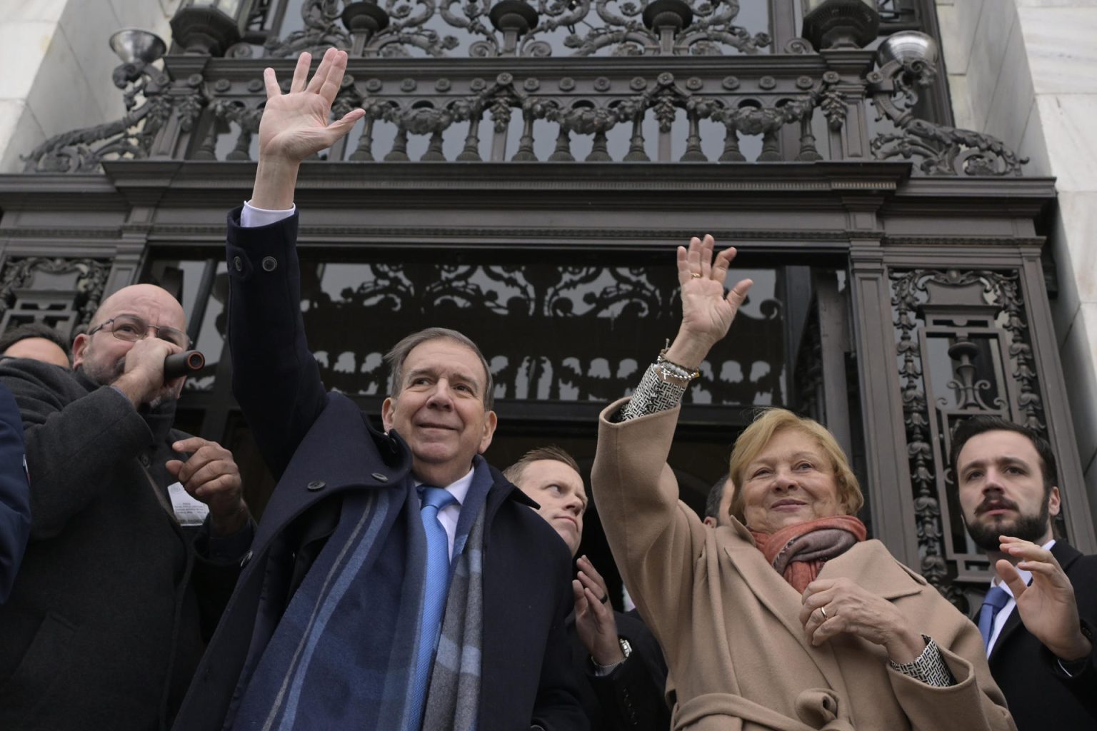 El líder opositor venezolano Edmundo Gonzalez Urrutia, saluda junto a su esposa Mercedes López luego de una reunión privada con el secretario de la OEA Luis Almagro este lunes, en el edificio principal de la organización en Washington DC (EE.UU.). EFE/ Lenin Nolly