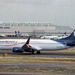 Fotografía de archivo fechada el 2 de septiembre de 2018 que muestra un avión de Aeroméxico en el Aeropuerto Internacional de la Ciudad de México (México). EFE/Sáshenka Gutiérrez