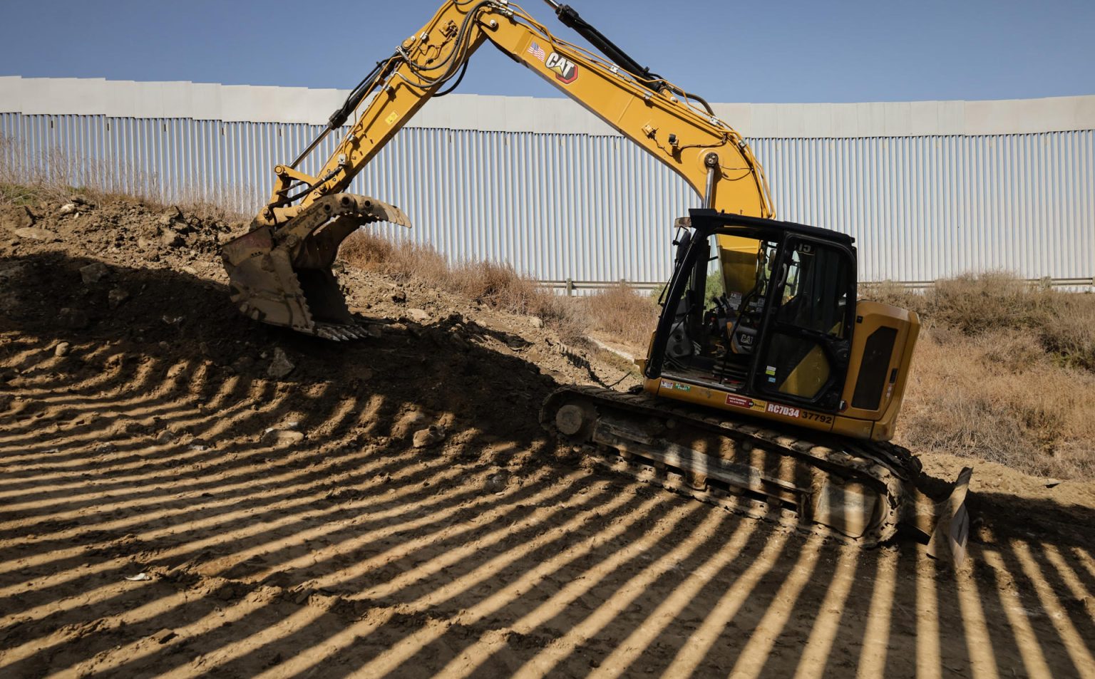 Fotografía de una retroexcavadora durante la construcción del muro fronterizo este jueves, en Tijuana Baja California (México). EFE/ Joebeth Terriquez